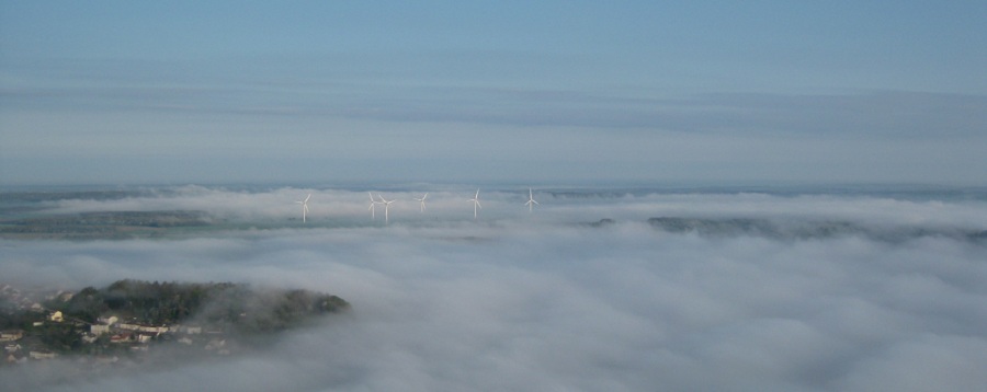 Eoliennes dans la brume